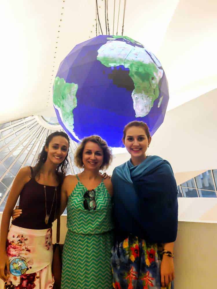 Globo interativo na entrada do Museu do Amanhã