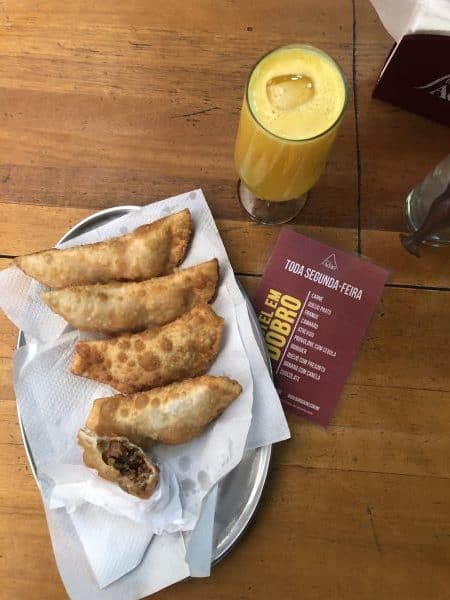 Bar do Adão Pasteis recheados da promoção pague um leve 2 nas segundas.