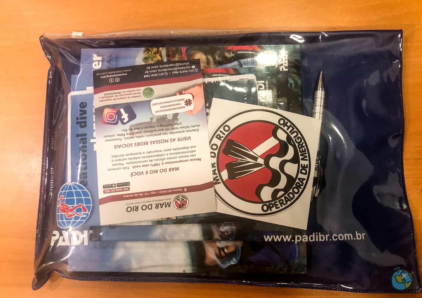 DVD, Livro, caderno de mergulho entre outros materiais inclusos.
