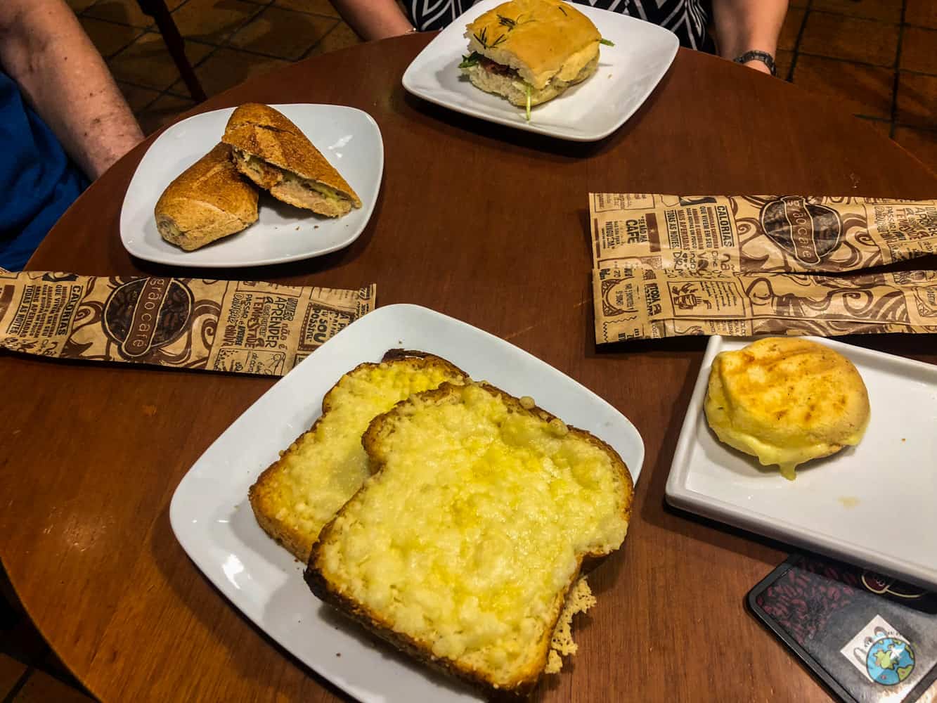 Torradas, pão de queijo e sanduíches Grão café nova Friburgo onde comer