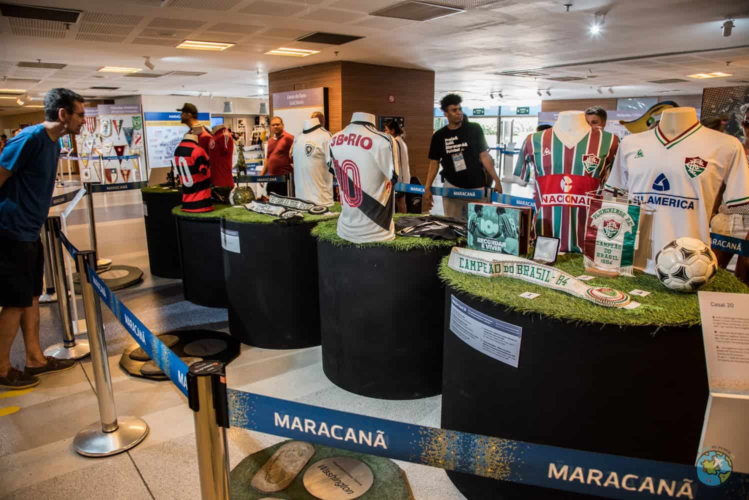 Hall de entrada com camisas e outros artigos expostos.