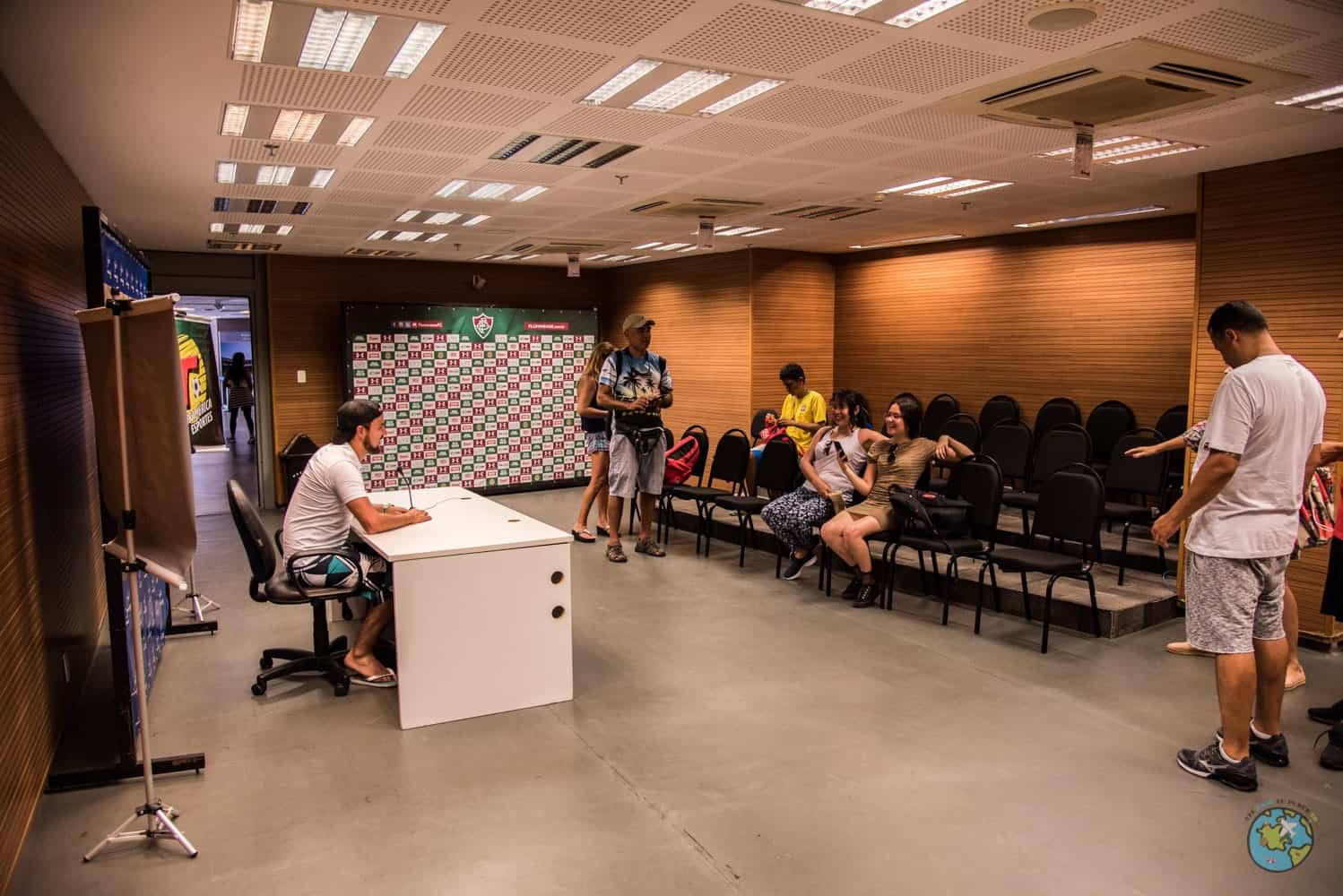 Sala de coletiva de imprensa.