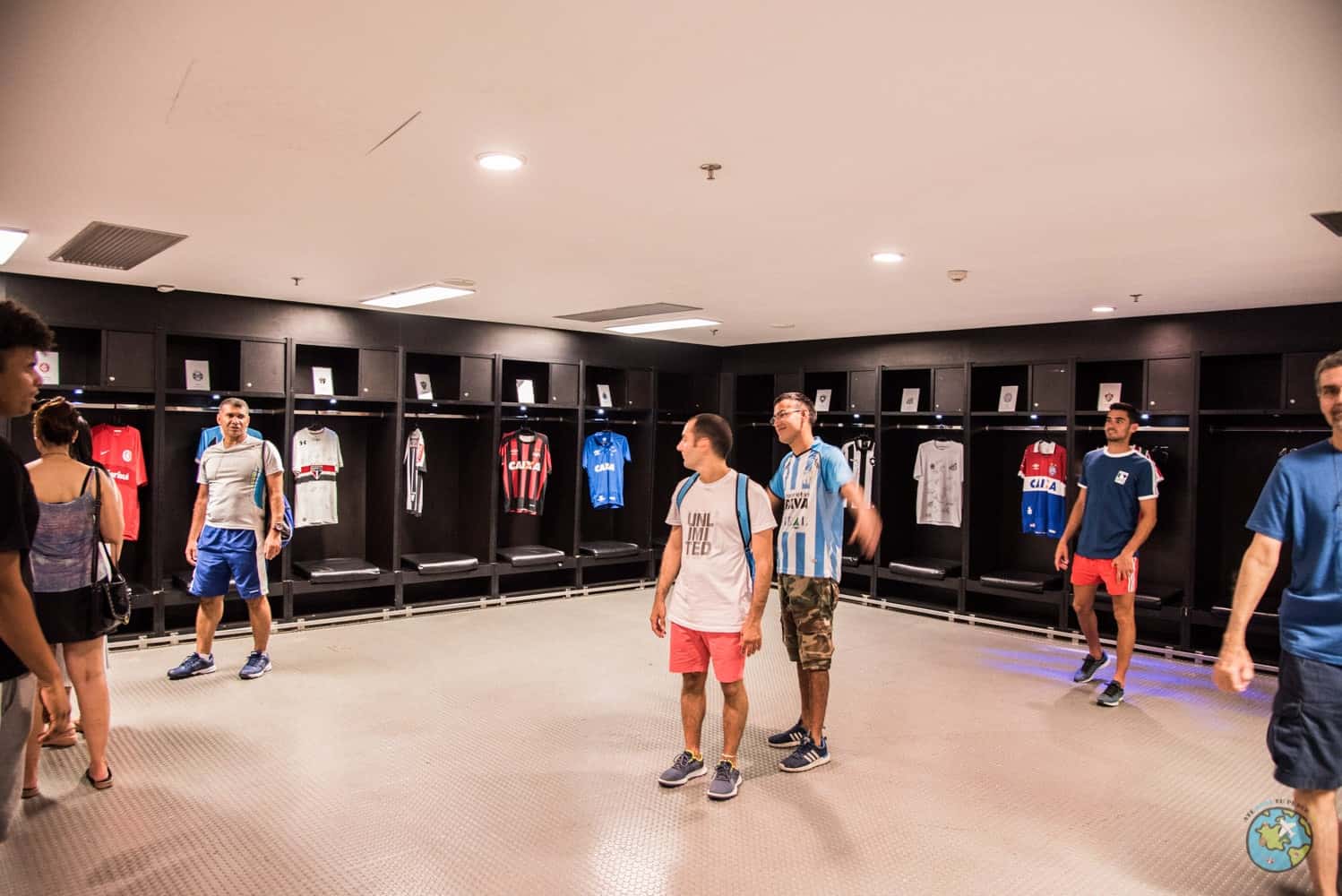 Vestiário dos jogadores camisas de times expostas.