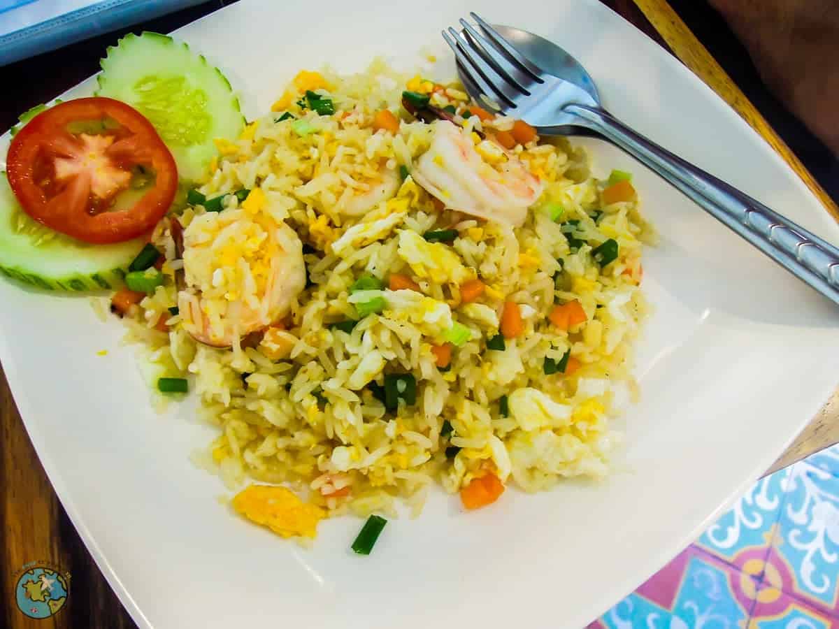 Comida da Tailândia khao pad gai. prato tipico da tailandia o que comer
