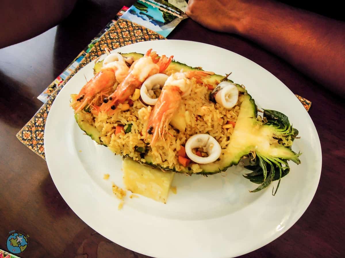 Comida da Tailândia Arroz frito no abacaxi. prato tipico da tailandia o que comer