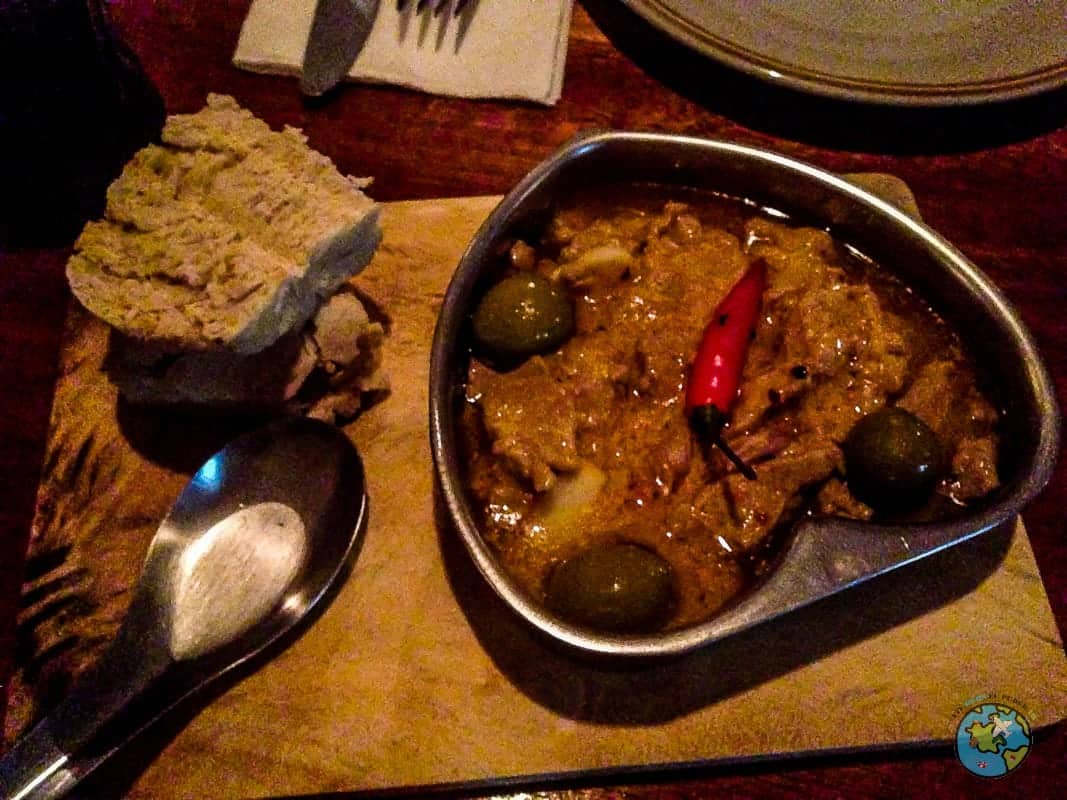 onde comer em koh panghan tailândia Pica-pau: carne com molho picante e temperado e pães da casa, onde comer em koh panghan tailândia